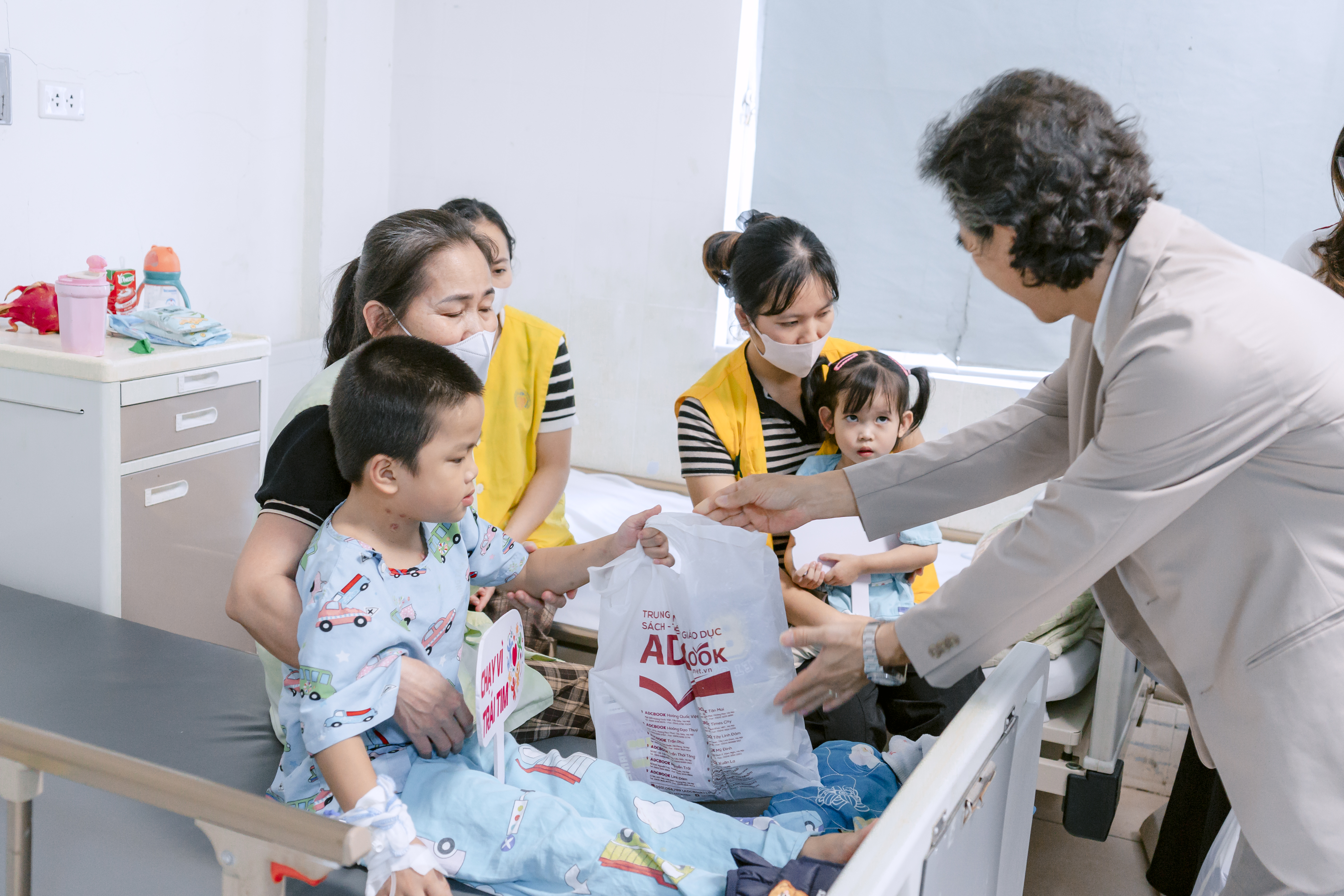 Vilai Viet participated in various charity programs.